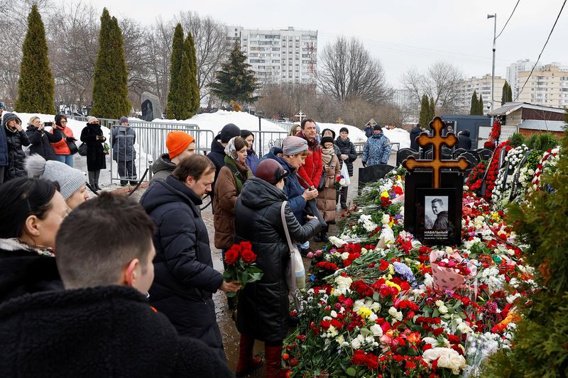 &copy; Reuters. People come to the grave of Russian opposition politician Alexei Navalny the day after his funeral at the Borisovskoye cemetery in Moscow, Russia, March 2, 2024. REUTERS/Stringer
