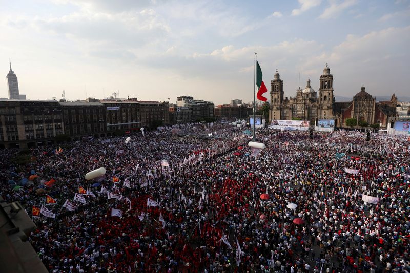 © Reuters. Supporters attend the campaign kick-off rally of the presidential candidate of the ruling MORENA party, Claudia Sheinbaum, at the Zocalo square in Mexico City, Mexico, March 1, 2024. REUTERS/Luis Cortes