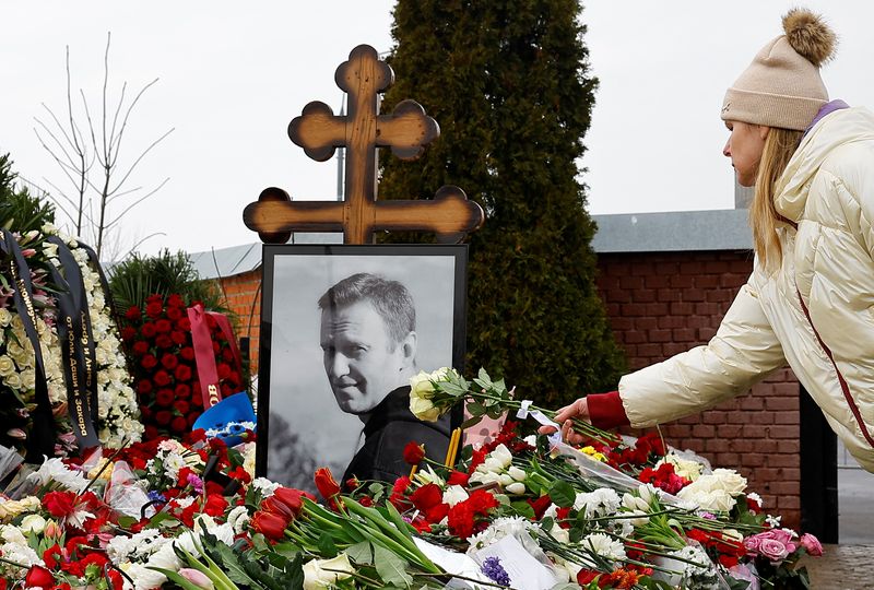 &copy; Reuters. امرأة تضع مجموعة من الزهور على قبر السياسي المعارض الراحل أليكسي نافالني بعد يوم من تشييع جثمانه في مقبرة بوريسوفسكوي بموسكو يوم الجمعة في 
