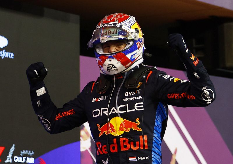 &copy; Reuters. Fórmula Uno F1 - Gran Premio de Baréin - Circuito Internacional de Baréin, Sakhir, Baréin - 2 de marzo de 2024. Max Verstappen de Red Bull celebra la victoria en el Gran Premio de Baréin. REUTERS/Rula Rouhana