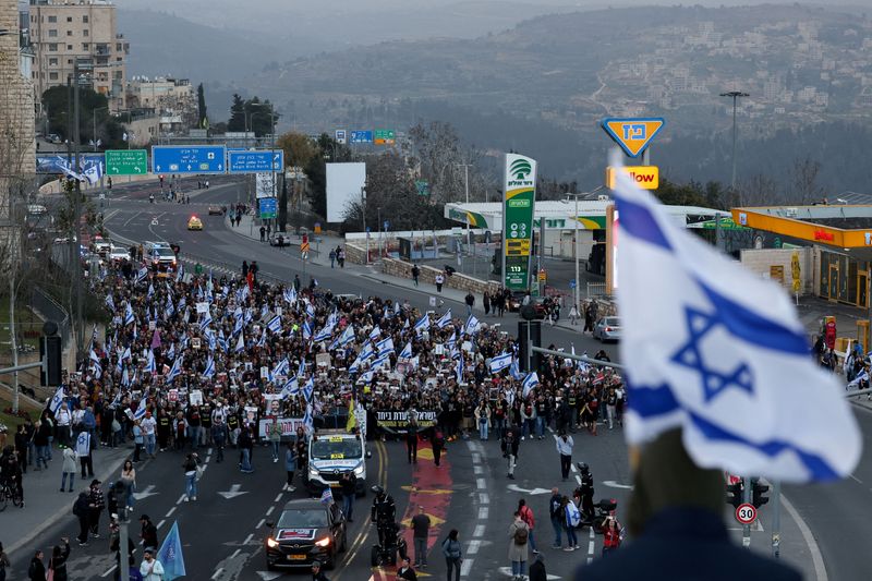 © Reuters. Families and supporters of hostages kidnapped in the deadly October 7 attack on Israel by the Palestinian Islamist group Hamas, take part in the four day march from Reim to Jerusalem to call for the release of hostages, as they enter in Jerusalem, March 2, 2024. REUTERS/Ronen Zvulun