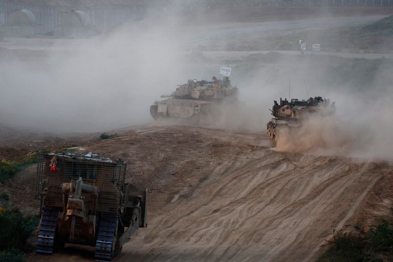 © Reuters. A convoy enters Gaza, amid the ongoing conflict between Israel and Palestinian Islamist group Hamas, in Southern Israel, March 2, 2024. REUTERS/Amir Cohen