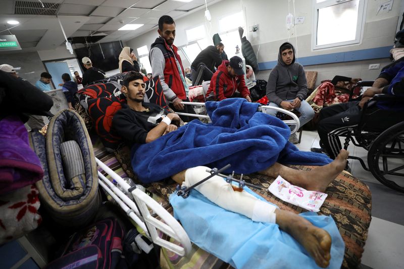 &copy; Reuters. FOTO DE ARCHIVO-Un palestino herido por fuego israelí mientras esperaba ayuda, según funcionarios sanitarios, yace en una cama del hospital Al Shifa, en la ciudad de Gaza, el 1 de marzo de 2024. REUTERS/Kosay Al Nemer