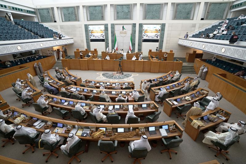 &copy; Reuters. منظر عام لجلسة تضم أعضاء مجلس الأمة الكويتي (البرلمان) في صورة من أرشيف رويترز .
