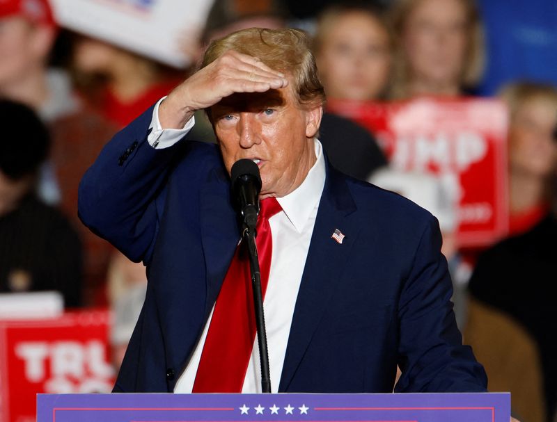 © Reuters. Republican presidential candidate and former U.S. President Donald Trump shields his eyes to see the media while speaking about the press at a rally in Greensboro, North Carolina, U.S., March 2, 2024.    REUTERS/Jonathan Drake