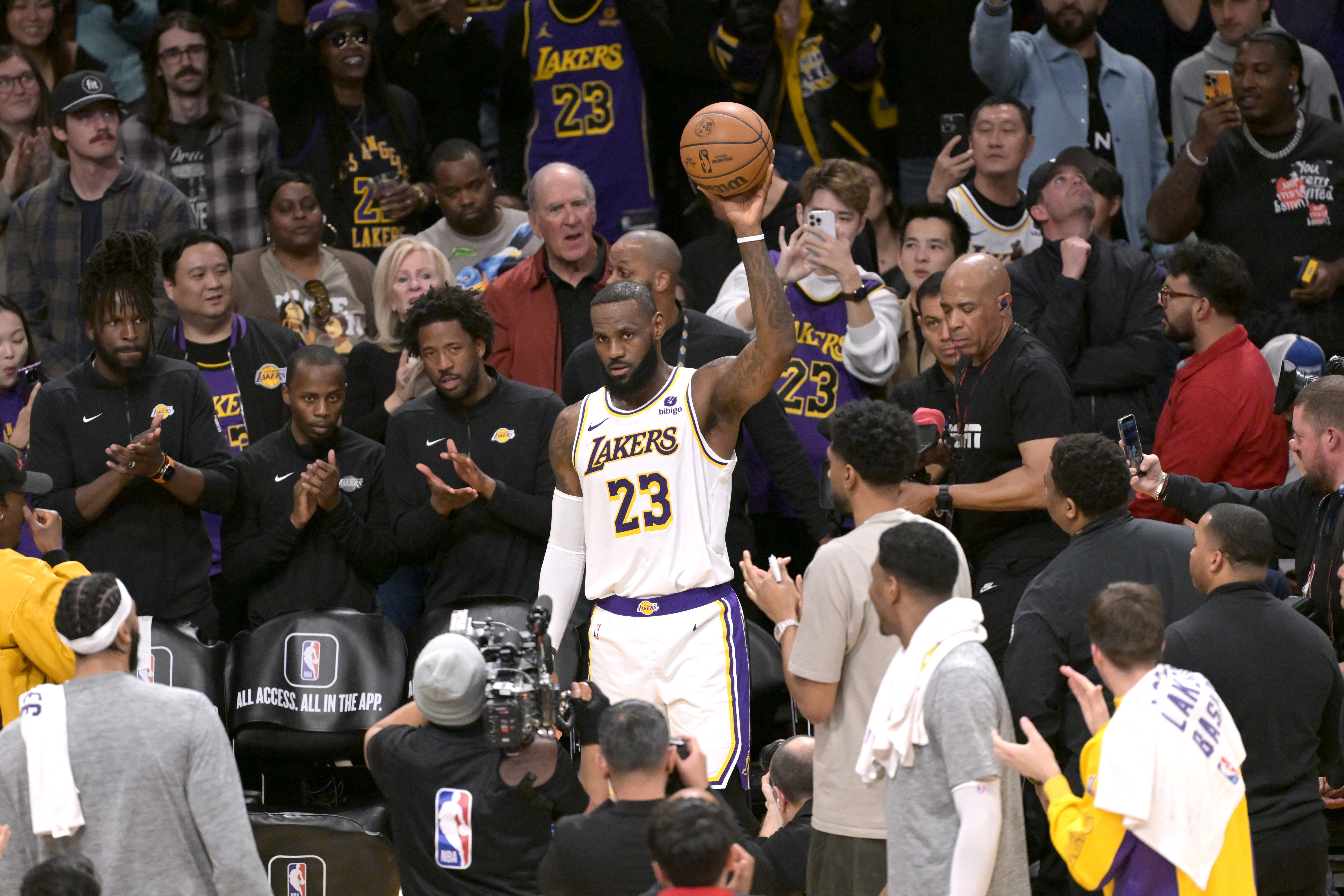 &copy; Reuters. Mar 2, 2024; Los Angeles, California, USA; Los Angeles Lakers forward LeBron James (23) acknowledges the crowd after scoring his 40,000th career point against the Denver Nuggets at Crypto.com Arena. Mandatory Credit: Jayne Kamin-Oncea-USA TODAY Sports