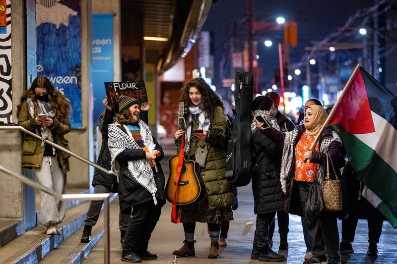 &copy; Reuters. متظاهرون يقفون خارج معرض للفنون في أونتاريو بتورونتو في كندا يوم الأحد. تصوير: كارلوس أوسوريو - رويترز
