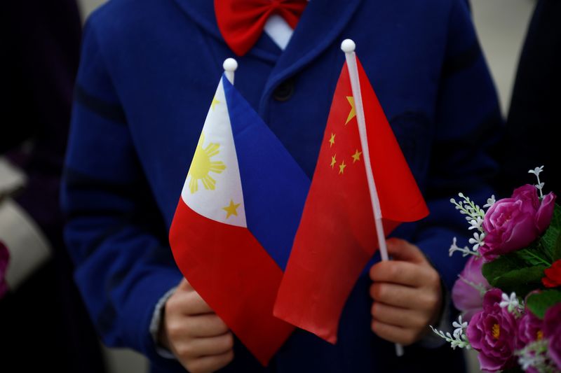 &copy; Reuters. علما الصين والفلبين في حفل بقاعة الشعب الكبرى ببكين في صورة من أرشيف رويترز.