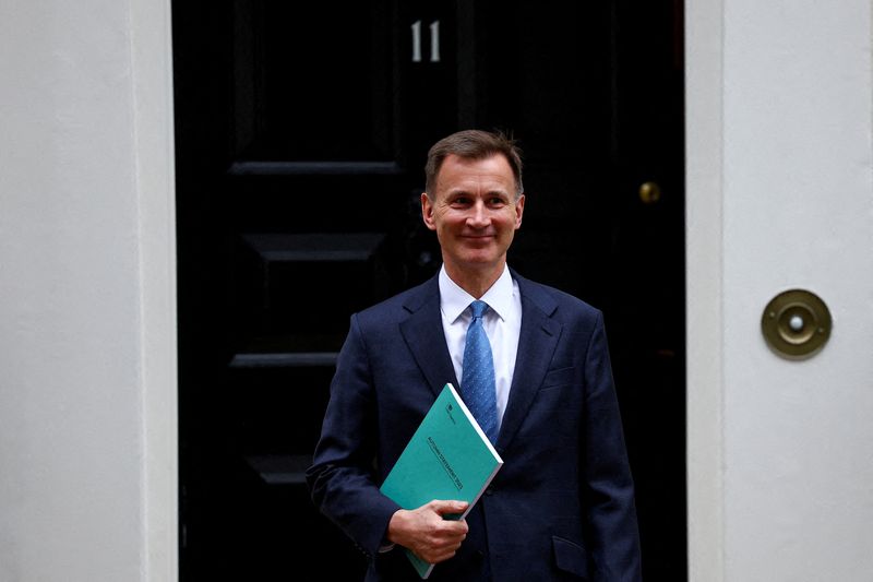 &copy; Reuters. FILE PHOTO: Britain's Chancellor of the Exchequer Jeremy Hunt leaves 11 Downing Street on his way to present his Autumn Statement in the House of Commons, in London, Britain, November 22, 2023. REUTERS/Hannah McKay/File Photo
