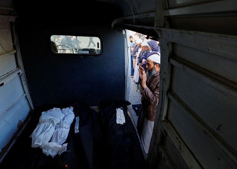 &copy; Reuters. مشيعون يصلون صلاة الجنازة على فلسطينيين قتلوا في غارات إسرائيلية في رفح بجنوب قطاع غزة يوم الأحد. تصوير: محمد سالم - رويترز.