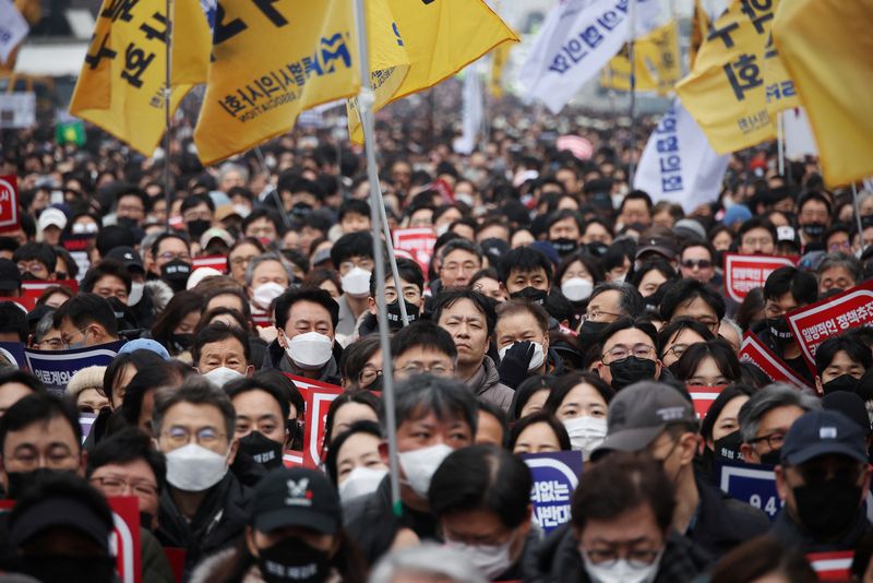 &copy; Reuters. Doctors take part in a rally to protest against government plans to increase medical school admissions in Seoul, South Korea, March 3, 2024.   REUTERS/Kim Hong-Ji