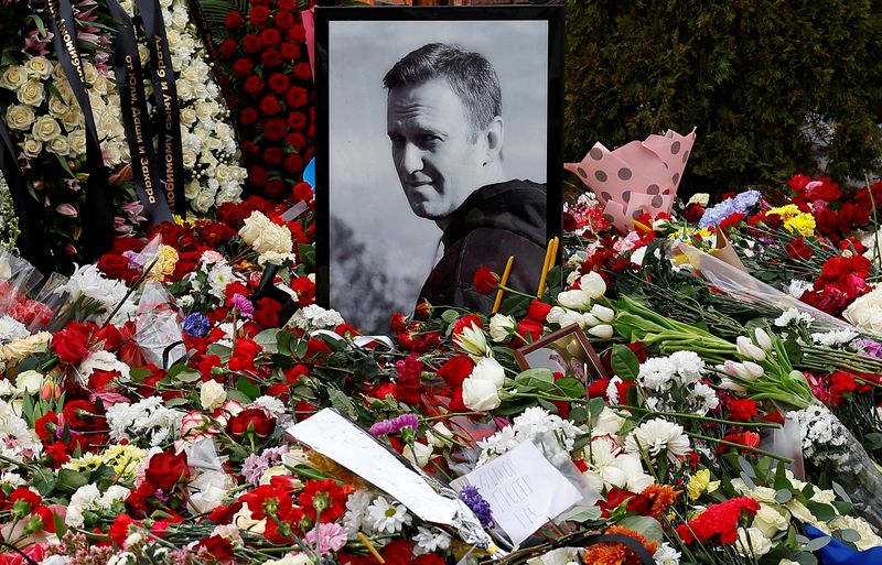 &copy; Reuters. صورة للسياسي الروسي المعارض أليكسي نافالني محاطة بالزهور عند مقبرته بعد يوم من جنازته التي شيعت في موسكو يوم السبت في صورة لرويترز.