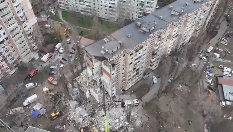 © Reuters. Drone view shows rescue crews working at the site of a residential building heavily damaged by a Russian drone strike that killed several residents, amid Russia's attack on Ukraine, in Odesa March 2, 2024 in this still image from handout video. State Emergency Service of Ukraine/Handout via REUTERS   
