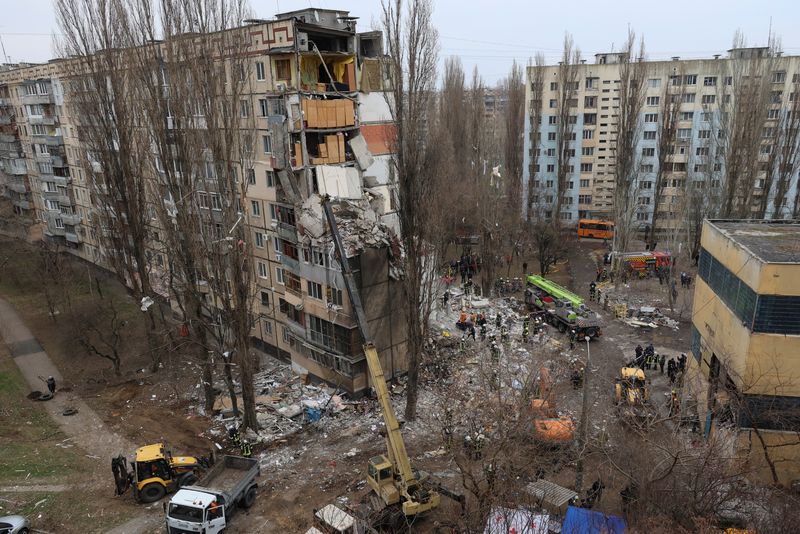 © Reuters. مبنى سكني لحقت به أضرار جسيمة جراء قصف روسي بطائرة مسيرة في منطقة أوديسا بأوكرانيا يوم السبت في صورة لرويترز.