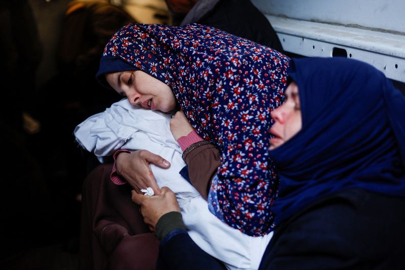 &copy; Reuters. La madre de los gemelos palestinos Wesam y Naeem Abu Anza, que nacieron durante el conflicto entre Israel y Hamás y murieron en ataques aéreos israelíes, reacciona durante su funeral, en Rafah, en el sur de la Franja de Gaza. 3 de marzo de 2024. REUTER
