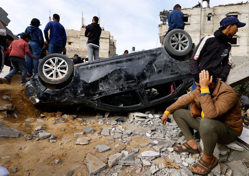 &copy; Reuters. Palestinos se reúnen en el lugar de un ataque aéreo israelí, en Rafah, en el sur de la Franja de Gaza. 3 de marzo de 2024. REUTERS/Mohammed Salem