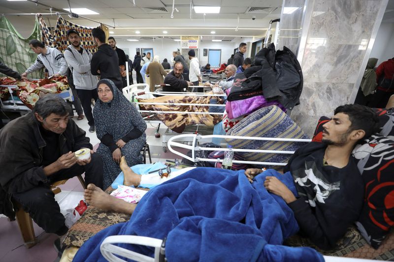&copy; Reuters. Palestinians who were wounded in Israeli fire while waiting for aid, according to health officials, lie on beds at Al Shifa hospital, amid the ongoing conflict between Israel and Hamas, in Gaza City, March 1, 2024. REUTERS/Kosay Al Nemer