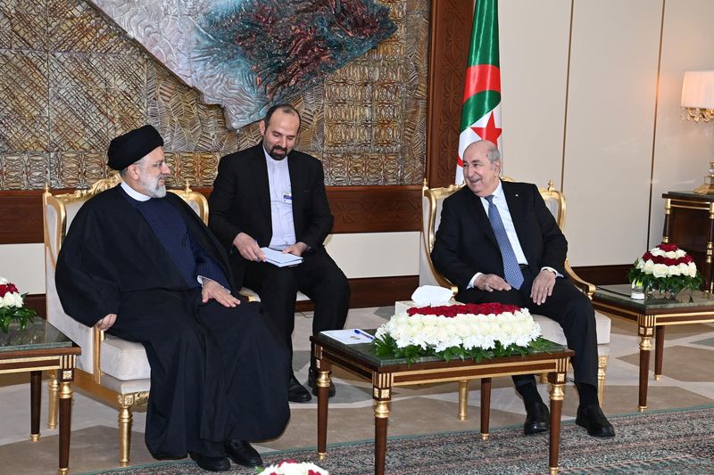 © Reuters. الرئيس الجزائري عبد المجيد تبون يلتقي الرئيس الإيراني إبراهيم رئيسي بالجزائر العاصمة يوم الأحد. صورة لرويترز من الرئاسة الجزائرية. 