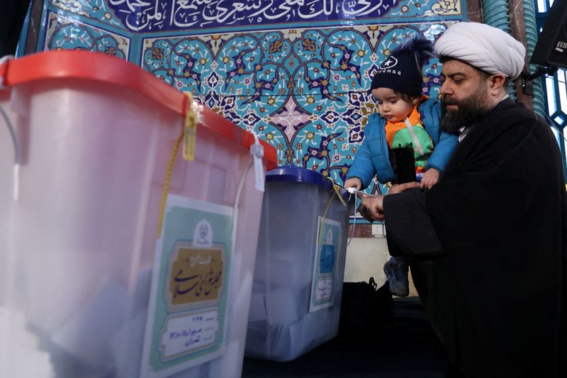 &copy; Reuters. 　イランで１日に実施された国会選挙（定数２９０）は投票率が歴史的な低水準となったもようだ。テヘランの投票所で同日撮影(２０２４年　ロイター/Majid Asgaripour/WANA (West Asia News Agency) via