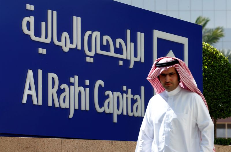 &copy; Reuters. رجل أمام شعار شركة الراجحي المالية في الرياض في صورة من أرشيف رويترز.