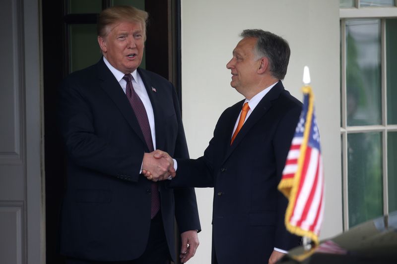 &copy; Reuters. 　３月４日、ハンガリーのオルバン首相（写真右）は３月８日に米フロリダ州でトランプ前大統領と会談する。写真は、米ワシントンのホワイトハウスに到着したハンガリーのオルバン首相