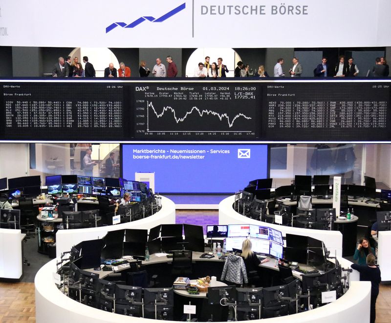 &copy; Reuters. لوحة إلكترونية تعرض بيانات المؤشر داكس الألماني في بورصة فرانكفورت بألمانيا في الأول من مارس آذار 2024. تصوير: رويترز.

