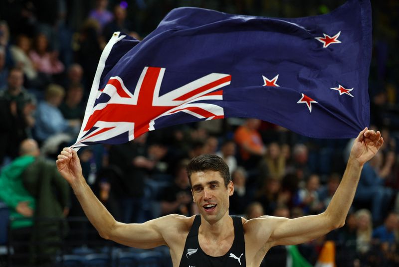 &copy; Reuters. النيوزيلندي هاميش كير يحتفل بحصده الميدالية الذهبية في نهائي القفز العالي في جلاسكو بأسكتلندا يوم الأحد. تصوير: بول تشايلدز - رويترز.