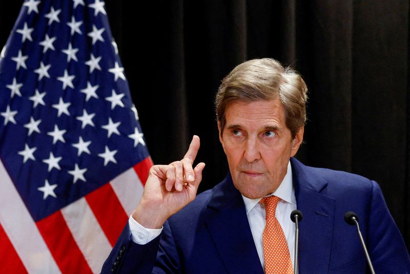 &copy; Reuters. FILE PHOTO: John Kerry, the U.S. special envoy on climate issues, gestures as he attends a press conference in Beijing, China, July 19, 2023. REUTERS/Thomas Peter/File Photo