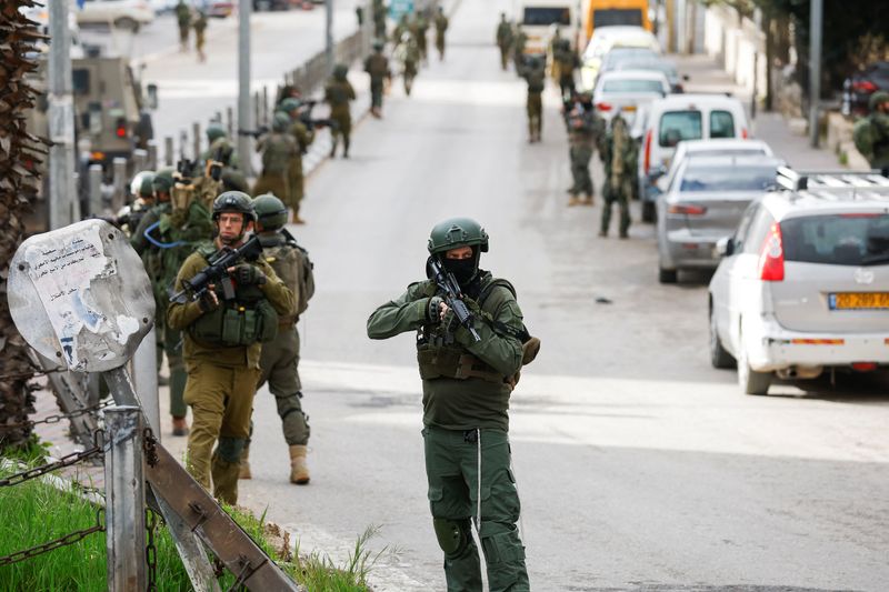 &copy; Reuters. جنود إسرائيليون خلال مداهمة مدينة رام الله بالضفة الغربية يوم الاثنين. تصوير: محمد تركمان - رويترز