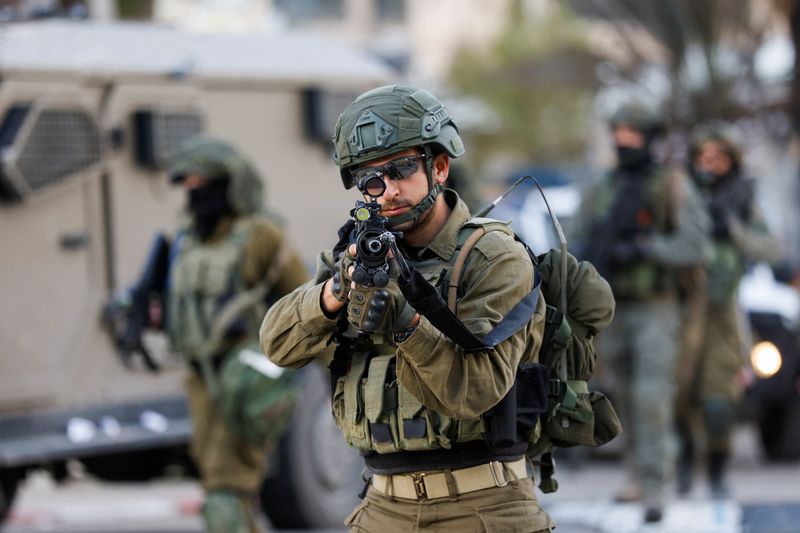&copy; Reuters. Un soldado israelí apuntando su arma mientras toma posición durante una redada, en Ramala, Cisjordania, territorio ocupado por Israel. 4 de marzo de 2024. REUTERS/Mohammed Torokman