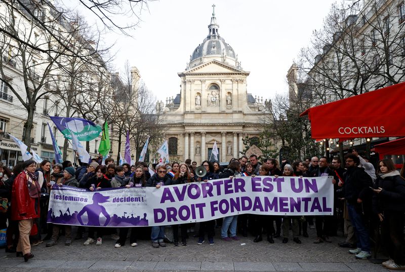 &copy; Reuters. أشخاص يحملون لافتة تقول "الإجهاض حق أساسي" خلال مظاهرة في باريس يوم 28 فبراير شباط 2024. صورة لرويترز.