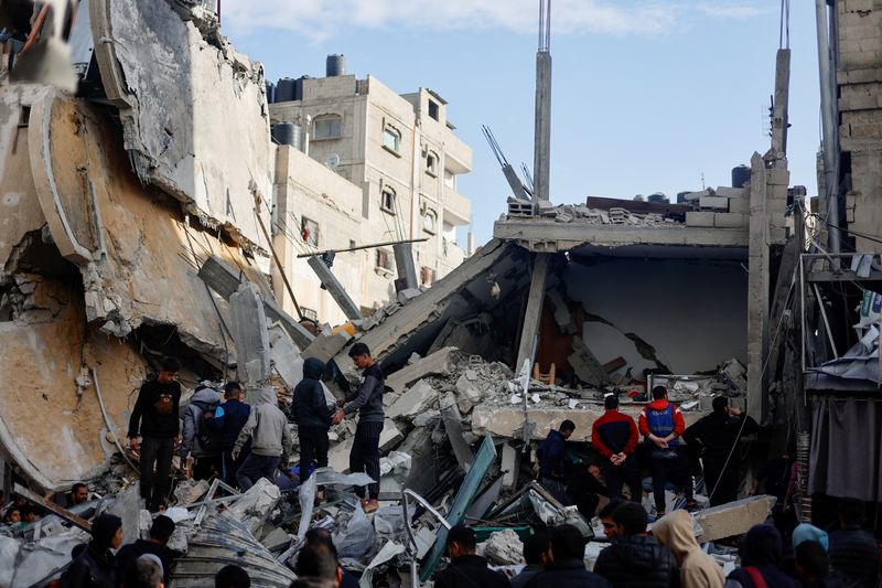 &copy; Reuters. Palestinos se reúnem em local atingido por ataque israelense em Rafah
 4/3/2024    REUTERS/Mohammed Salem