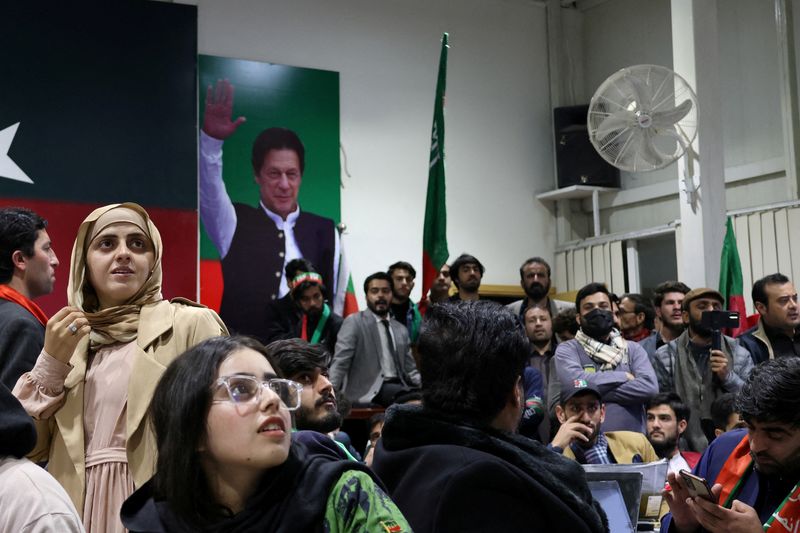 &copy; Reuters. FILE PHOTO: Volunteers for former Prime Minister Imran Khan's party Pakistan Tehreek-e-Insaf (PTI) look on as they watch results on TV screens in Islamabad, Pakistan, February 8, 2024. REUTERS/Charlotte Greenfield/File Photo