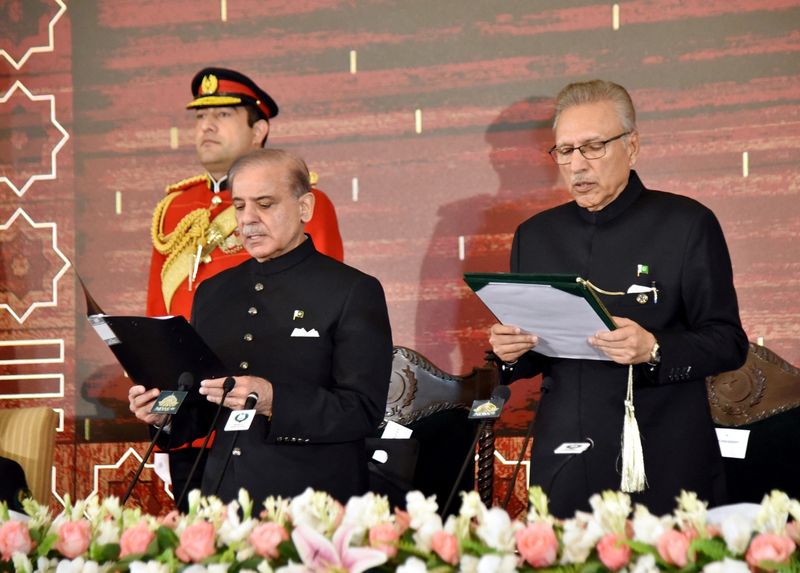 © Reuters. Pakistan's President Arif Alvi administers the oath to Pakistan's newly elected Prime Minister Shehbaz Sharif, at the Presidential Palace in Islamabad, Pakistan March 4, 2024. Presidential Palace/Handout via REUTERS 