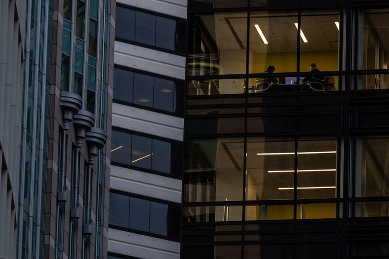 &copy; Reuters. FILE PHOTO: Office workers are seen at a building in downtown San Francisco as the city struggles to return to its pre-pandemic commercial real estate occupancy rates, falling behind many other major cities around the country, hitting a vacancy rate of ov