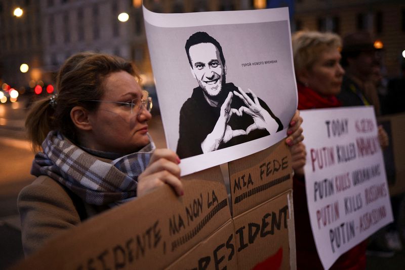 &copy; Reuters. People take part in a demonstration near the Russian embassy in Rome, after the death of Russian opposition leader Alexei Navalny, Italy, February 16, 2024. REUTERS/Guglielmo Mangiapane/File Photo