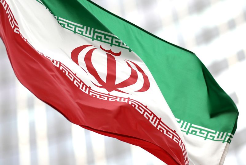 &copy; Reuters. علم إيران يرفرف في صورة من أرشيف رويترز.