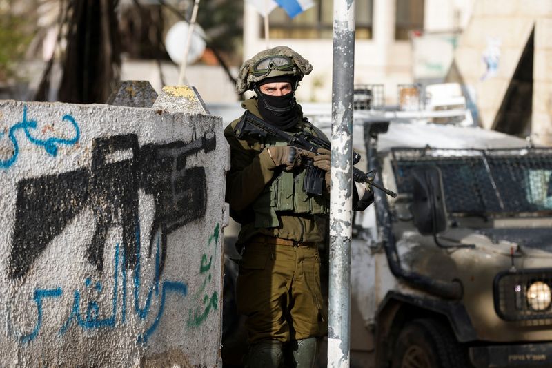 &copy; Reuters. An Israeli soldier takes position during a raid, in Ramallah, in the Israeli-occupied West Bank March 4, 2024. REUTERS/Mohammed Torokman