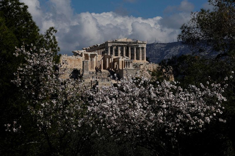 &copy; Reuters. Un almendro florece cerca de la Acrópolis en Atenas, Grecia, el 4 de marzo de 2024. REUTERS/Louisa Gouliamaki