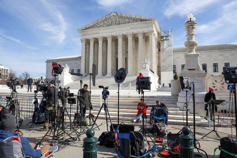 &copy; Reuters. Des journalistes attendent devant la Cour suprême des Etats-Unis. /Photo prise le 8 février 2024/Amanda Andrade-Rhoades/REUTERS