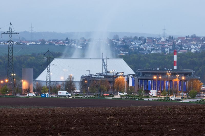 © Reuters. FILE PHOTO: A general view shows the Neckarwestheim Nuclear Power Plant, as Germany shuts down its last nuclear power plants in Neckarwestheim, Germany, April 15, 2023. REUTERS/Heiko Becker/File Photo