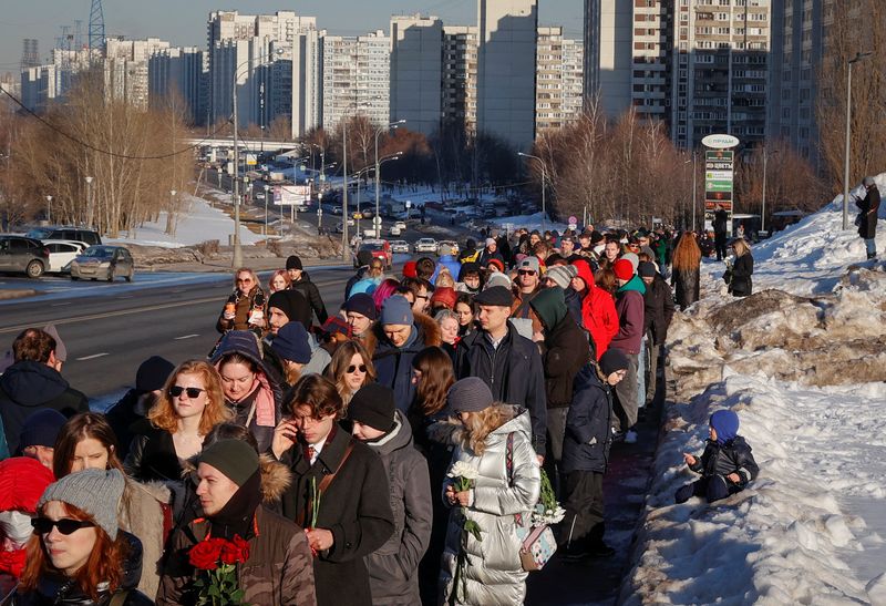 &copy; Reuters. People queue to the Borisovskoye cemetery as they come to the grave of Russian opposition politician Alexei Navalny, in Moscow, Russia, March 3, 2024. REUTERS/Stringer/File Photo