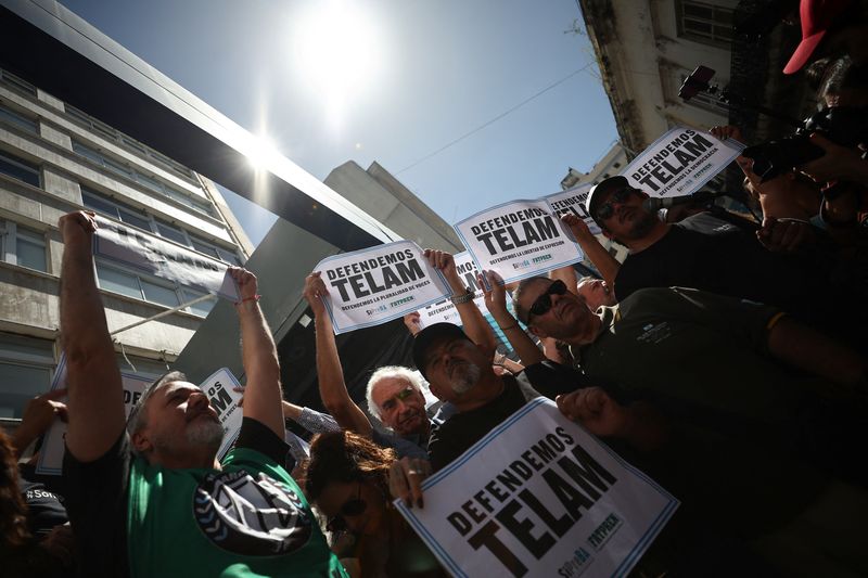 © Reuters. Workers of the Argentine state-owned news agency Telam protest outside the company's building against the closure of the company, in Buenos Aires, Argentina, March 4, 2024. REUTERS/Agustin Marcarian