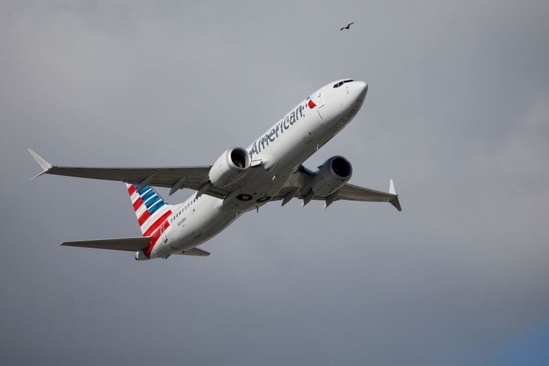 &copy; Reuters. FOTO ARCHIVO: El vuelo 718 de American Airlines despega de Miami, Florida, Estados Unidos. 29 de diciembre de 2020.  REUTERS/Marco Bello/Archivo