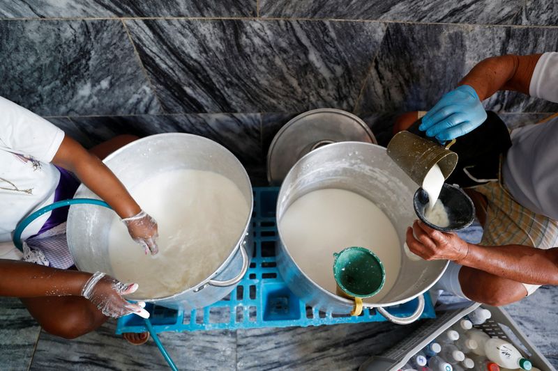 © Reuters. FOTO DE ARCHIVO: Ayudantes llenan botellas con leche para ser distribuidas entre las personas necesitadas en un comedor dirigido por el grupo religioso Quisicuaba que está sirviendo a un número creciente de cubanos que luchan por llegar a fin de mes en medio de la crisis económica, en La Habana, Cuba 15 de enero 2024. REUTERS/Yander Zamora/File Photo