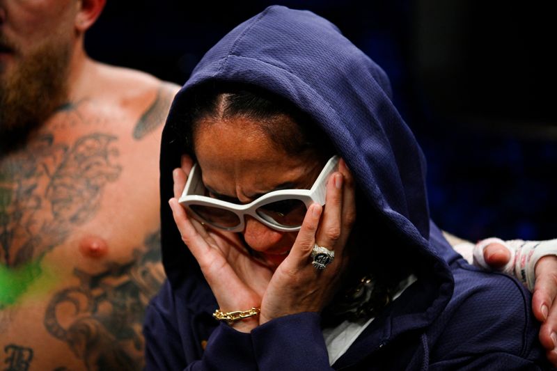&copy; Reuters. حسرة الملاكمة أماندا سيرانو بعد انسحابها من النزال ضد ناين ماينكه في بويرتوريكو يوم الثاني من مارس آذار 2024. تصوير: ميخيل رودريجز - رويترز