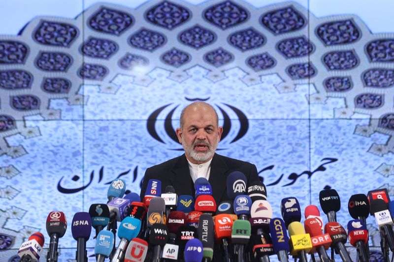 &copy; Reuters. وزير الداخلية الإيراني أحمد وحيدي يتحدث في مؤتمر صحفي بعد الانتخابات البرلمانية في طهران يوم الاثنين. حصلت رويترز على الصورة من وكالة غرب آ
