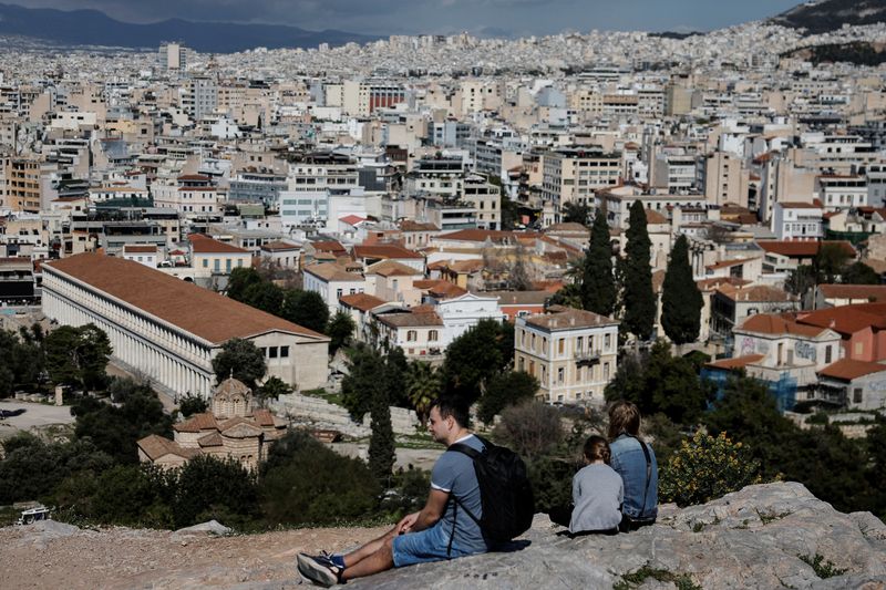 &copy; Reuters. عائلة تستمتع بيوم دافئ في أثينا يوم الاثنين. تصوير: لويزا جولياماكي - رويترز