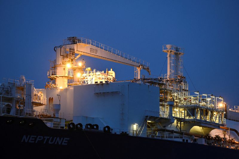 &copy; Reuters. Imagen de archivo. Una vista general muestra el barco especial "Neptune", una terminal flotante de gas natural licuado, durante la inauguración de la terminal de GNL "Deutsche Ostsee" en el puerto de Lubmin, Alemania. 14 de enero de 2023. REUTERS/Annegre