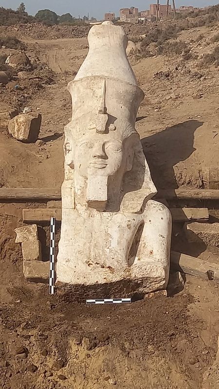 &copy; Reuters. Sección de una estatua de piedra caliza de Ramsés II desenterrada por una misión arqueológica egipcio-estadounidense en El Ashmunein, al sur de la ciudad egipcia de Minya

Mar 4, 2024. The Egyptian Ministry of Antiquities/Handout via REUTERS